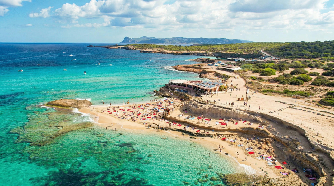 Cala Comte strand bij zonsondergang Ibiza